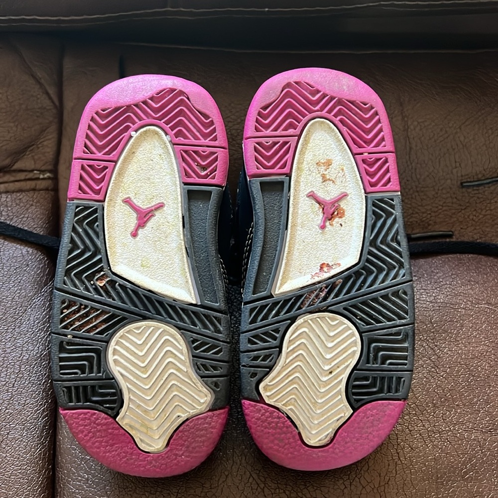 Toddler size 7c lightly used jordans. Very cute! - Picture 6 of 9